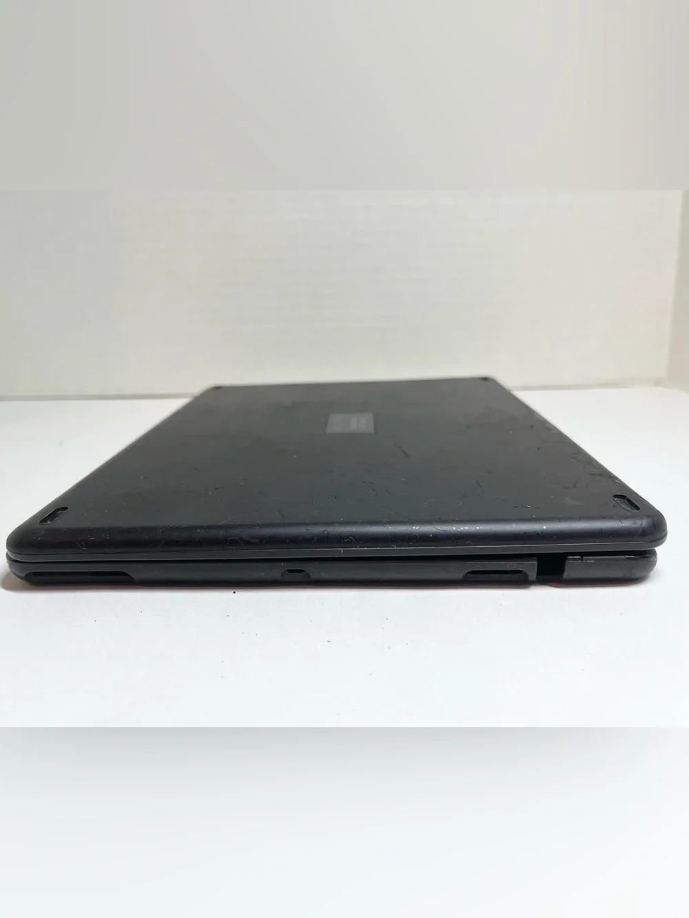 WIRELESS KEYBOARD FOR IPAD/NOT TESTED - NO CHARGER - ALSO CAN BE USED FOR PARTS